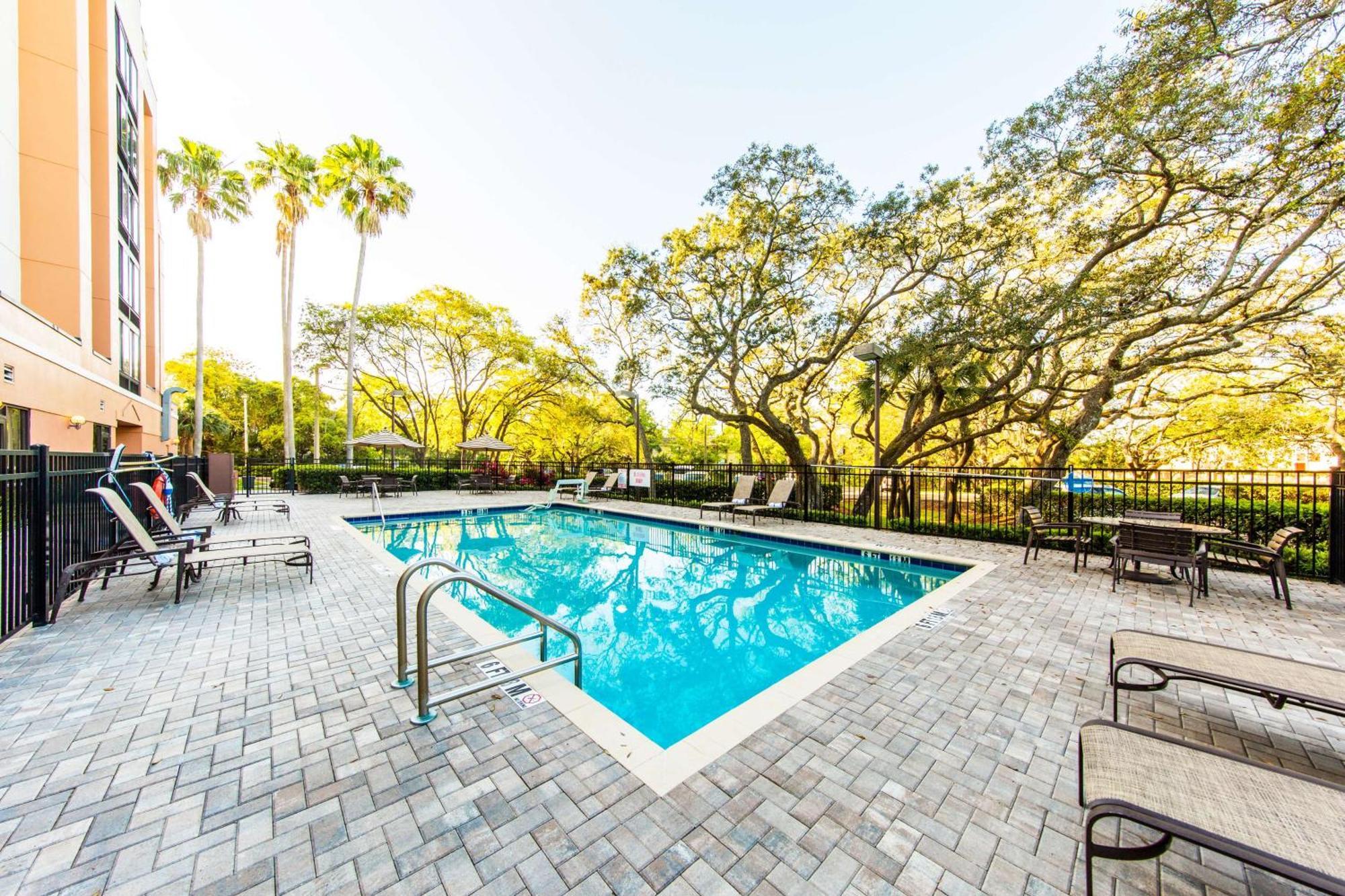 Отель Hyatt Place Tampa Busch Gardens Экстерьер фото