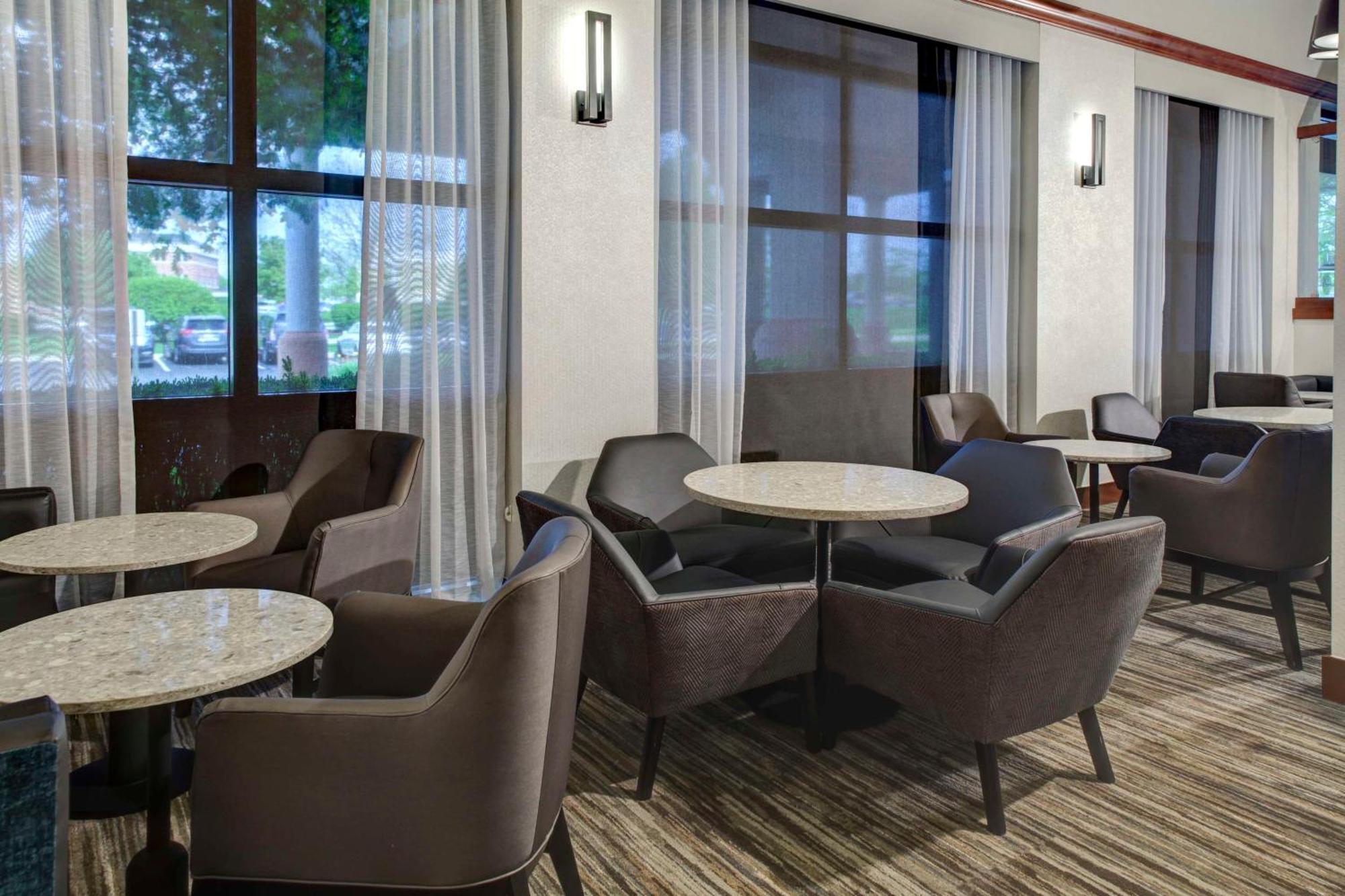 Отель Hyatt Place Tampa Busch Gardens Экстерьер фото