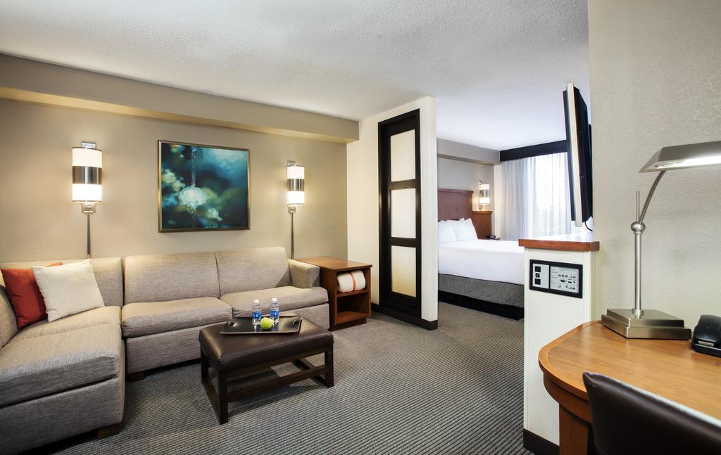 Отель Hyatt Place Tampa Busch Gardens Экстерьер фото